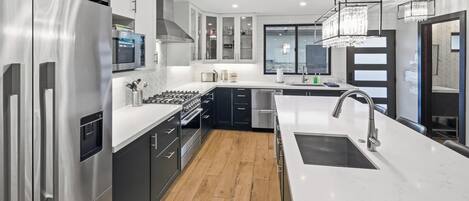 Réfrigérateur, micro-ondes, four, plaque de cuisson