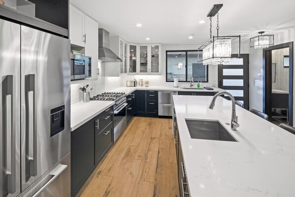 冷蔵庫、電子レンジ、オーブン、コンロ