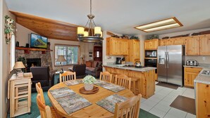 Una cocina moderna con armarios de madera, una isla central y un refrigerador empotrado.