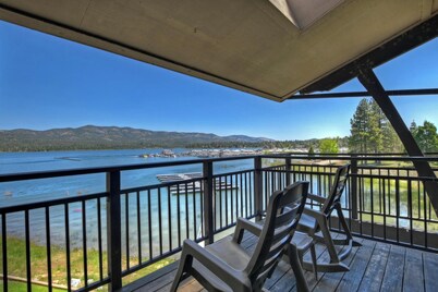 Lakefront Haven:Lakefront Condo! Located in the Village! Community Spa & Pool! Private Dock!