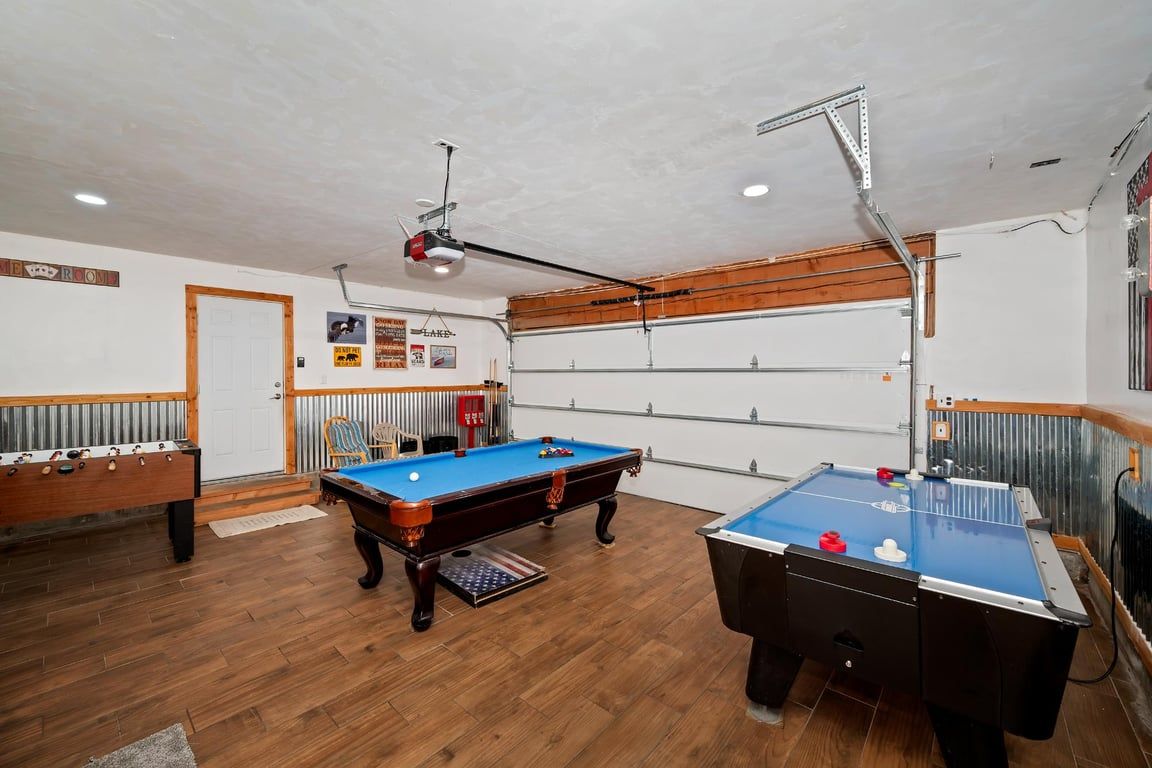 Une pièce équipée d’une table de billard, d’un baby-foot et d’une table de ping-pong.