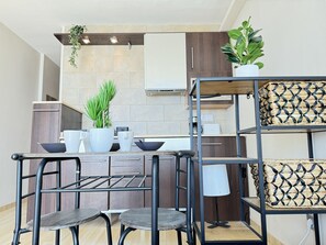 Køleskab, mikrobølgeovn, kaffe-/temaskine, elkedel