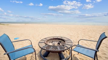 بالقرب من الشاطئ