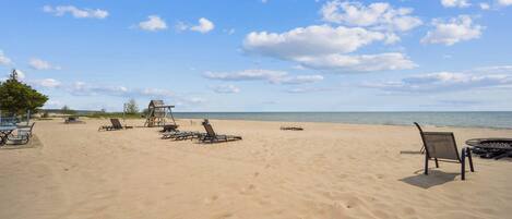 بالقرب من الشاطئ