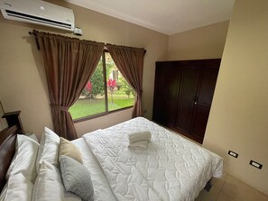 2 Schlafzimmer, Schreibtisch, Bügeleisen/Bügelbrett, Reisekinderbett