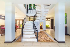 Interior - 4 suites. Luxury. Private. Pool. Beachclub-Gated (Tarcoles)