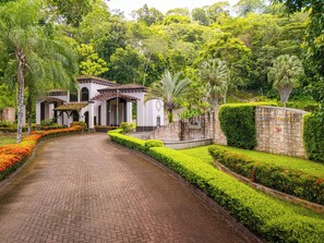 Property grounds - 4 suites. Luxury. Private. Pool. Beachclub-Gated (Tarcoles)