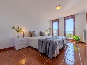 4 soverom, skrivebord, strykejern/-brett og wi-fi