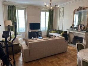 Living area - 1 Bedroom Apartment in Paris (Paris)