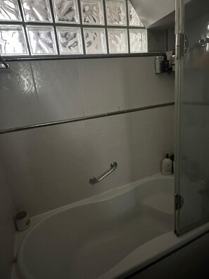 Hair dryer, towels, soap, toilet paper - 1 Bedroom Apartment in Paris (Paris)