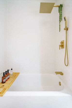 Douche, articles de toilette écologiques, sèche-cheveux