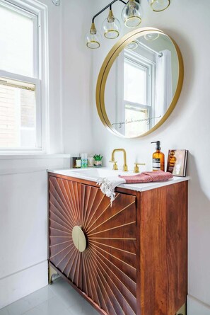 Articles de toilette écologiques, séchoir à cheveux, serviettes fournies