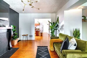 Téléviseur connecté, livres, sélection de films, bureau