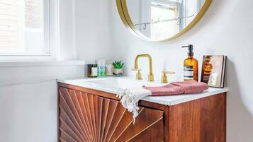 Douche, articles de toilette écologiques, sÚche-cheveux