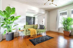 Smart TV, books, video library, offices - Short North/Downtown | Steps to High St | Walk to Convention Ctr | Free Parking (Columbus)