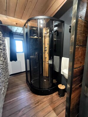 Shower, towels, soap, toilet paper - Gîte 4 Personnes à Saint-saturnin-lès-apt Dans le Luberon (Saint-Saturnin-lès-Apt)