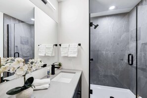 Shower, hair dryer, towels - 3BR Luxury Suite w/Gym and Balcony (Chicago)