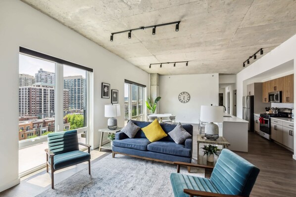 TV, offices - 3BR Luxury Suite w/Gym and Balcony (Chicago)