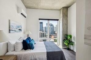 3 bedrooms, iron/ironing board, travel crib, WiFi - 3BR Luxury Suite w/Gym and Balcony (Chicago)