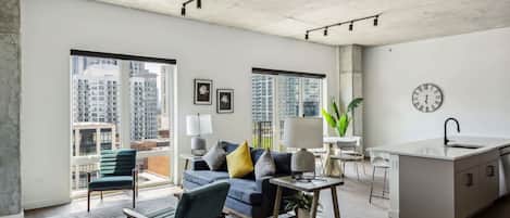 Una televisión, una oficina