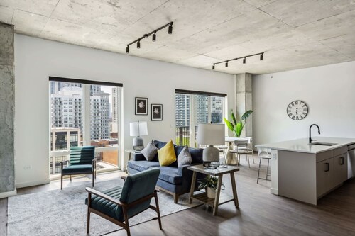 3BR Luxury Suite w/Gym and Balcony