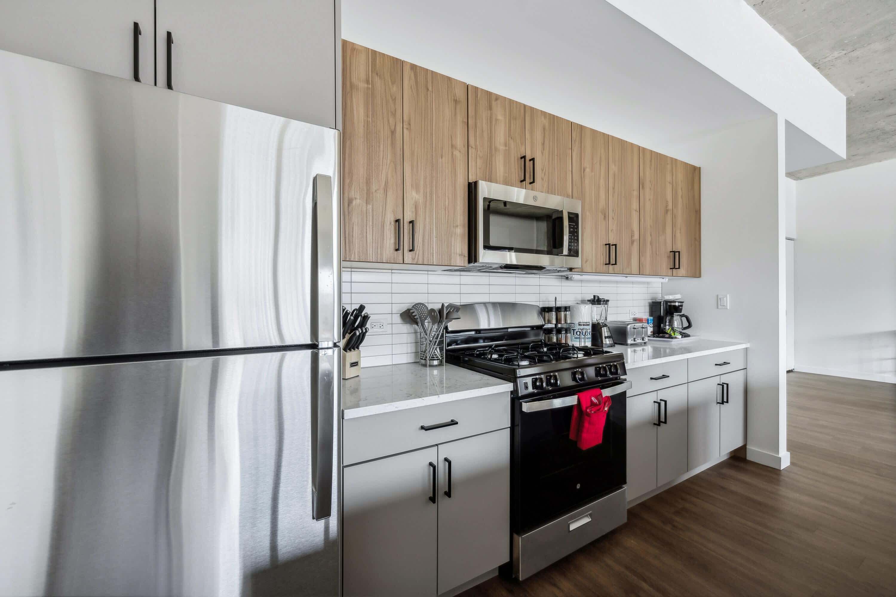 Geladeira, micro-ondas, fogão, cooktop