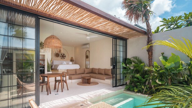 A modern outdoor living area with a pool, wicker furniture, and tropical plants. - Casa Melosa - Charming and Intimate Villa Nestled in Umalas (Kerobokan)