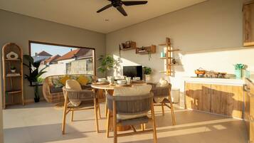 Panorama villa, 2 slaapkamers, privézwembad | Woonkamer | Een 50-inch televisie met digitale zenders