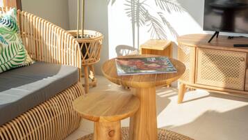 Panorama villa, 2 slaapkamers, privézwembad | Woonkamer | Een 50-inch televisie met digitale zenders