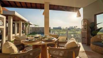 Panorama villa, 2 slaapkamers, privézwembad | Woonkamer | Een 50-inch televisie met digitale zenders