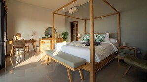Een slaapkamer met een hemelbed, een bureau, een stoel, een bankje en een nachtkastje.