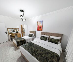 Premium bedding, desk, laptop workspace, soundproofing - Fullmoon Suit Otel (Van)