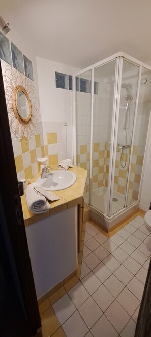 تجهيزات دش، مجففات شعر، مناشف، صابون