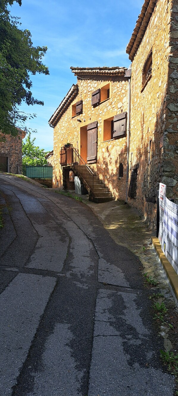 المنشأة من الخارج