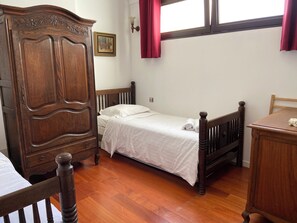 3 chambres, bureau, fer et planche à repasser, lit de bébé portatif