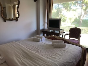 3 bedrooms, desk, iron/ironing board, travel crib