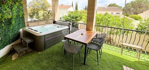 Outdoor dining - 5-person apartment, private jacuzzi, walking distance to the beach  (Fréjus)