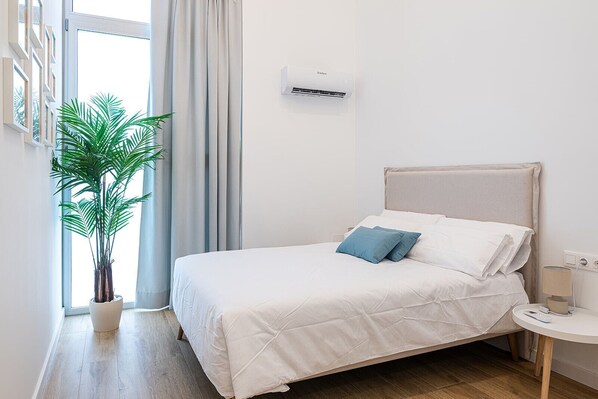 1 chambre, fer et planche à repasser, lit de bébé portatif