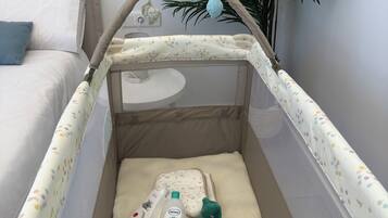 1 slaapkamer, een strijkplank/strijkijzer, reisbedje, gratis wifi