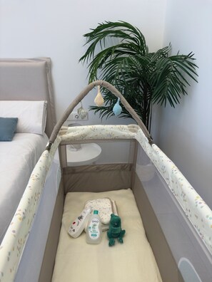 1 habitación, tabla de planchar con plancha y cuna de viaje