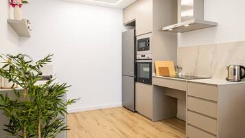 Frigorífico, microondas, horno y placa de cocina