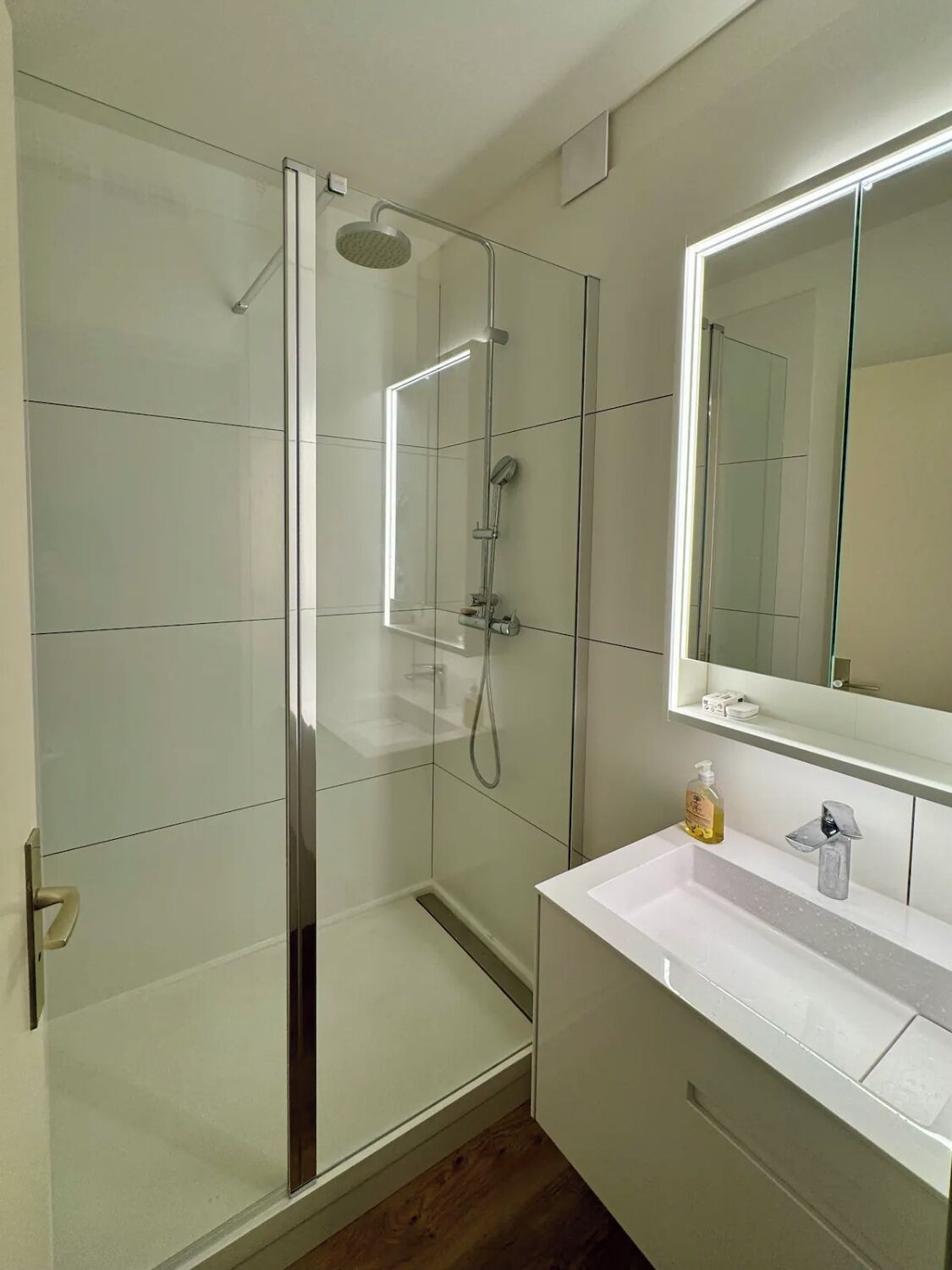 Doccia, asciugacapelli, asciugamani, sapone