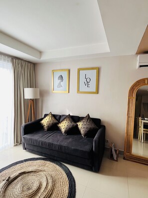 Exclusive-Apartment, Balkon, Stadtblick | Wohnzimmer | 50-Zoll-Smart-TV mit Digitalempfang