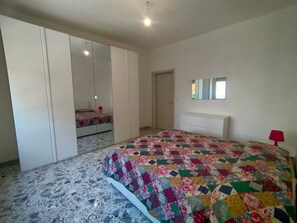 2 makuuhuonetta, silitysrauta/-lauta, Wi-Fi, vuodevaatteet
