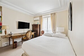 2 bedrooms, desk, WiFi, bed sheets - Artistic Flair, by Veeve (Paris)