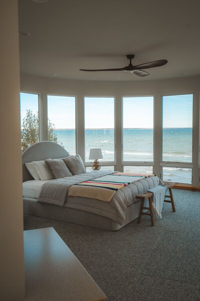 Stunning Lakefront Retreat with Private Beach, sleeps 12 people!