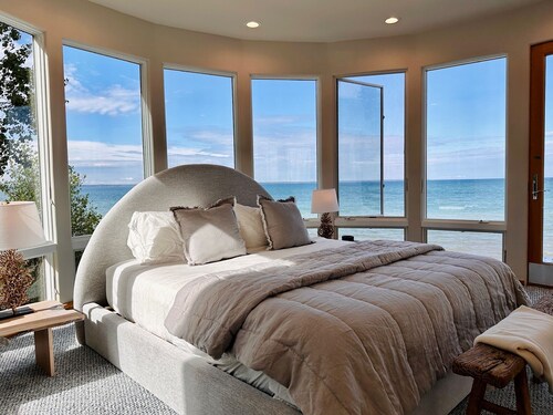 Stunning Lakefront Retreat with Private Beach, sleeps 12 people!