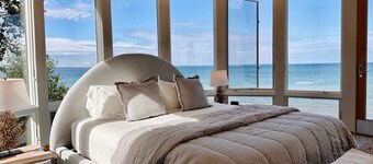 Stunning Lakefront Retreat with Private Beach, sleeps 12 people!