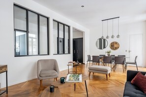 Living area - Master of Minimalism, by Veeve (Paris)