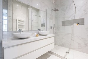 Shower, hair dryer, towels - Master of Minimalism, by Veeve (Paris)